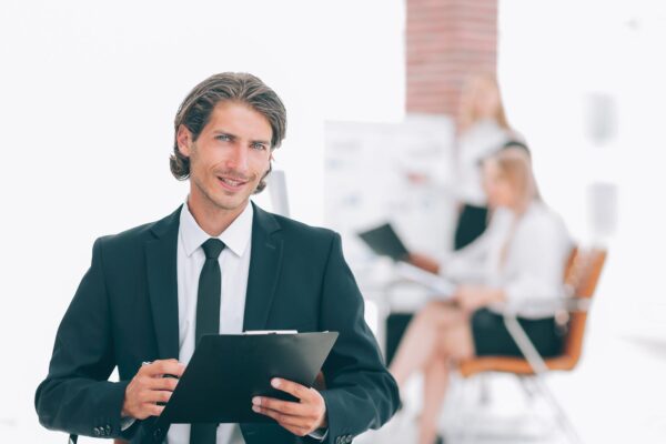 Salariat și asociat într-un SRL: poți avea simultan firmă și contract de muncă?