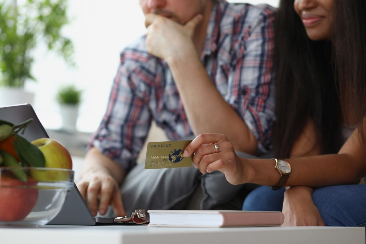 Credit de nevoi personale sau card de credit? Când este mai avantajoasă fiecare variantă