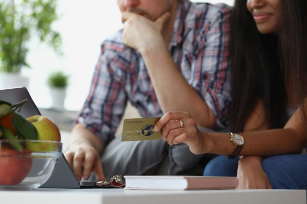 Credit de nevoi personale sau card de credit? Când este mai avantajoasă fiecare variantă