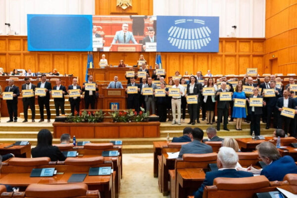 AUR a protestat în Parlament după ce procurorii DIICOT l-au ridicat pe Călin Georgescu: „Opriți poliția politică!”
