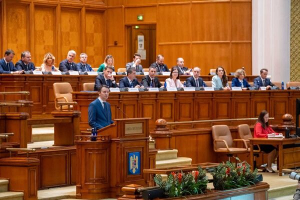 Guvernul Mureșan, susținut de PNL, USR și UDMR, a picat la vot în Parlament 