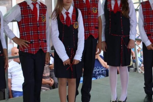 PSD vrea uniforme obligatorii în școli. Daniel Zamfir: „Școala nu trebuie să fie despre modă”