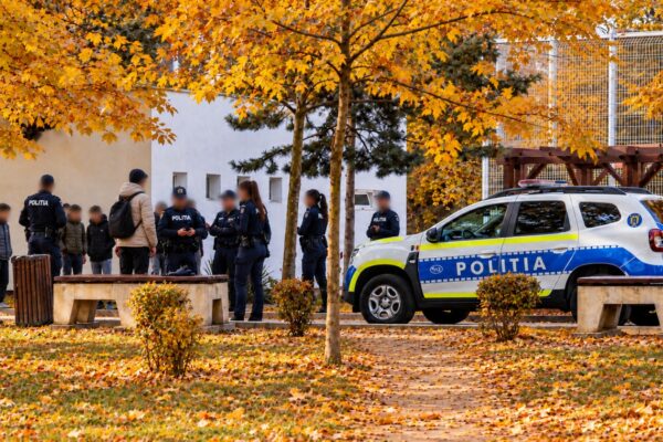 Un elev de 15 ani a atacat cu o macetă doi colegi, la un liceu din Pitești. Prima ipoteză a autorităților privind motivul conflictului