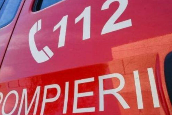 Incendiu într-un bloc din Mediaș: circa 45 de persoane evacuate și trei duse la spital